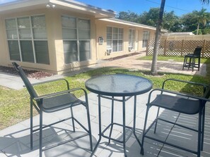 Outdoor dining - Studio 1505 in cool Fort Lauderdale (Fort Lauderdale)