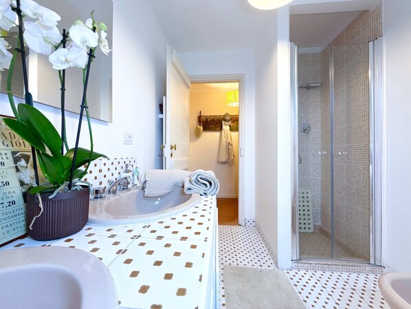 House | 4 bedrooms, desk, Internet