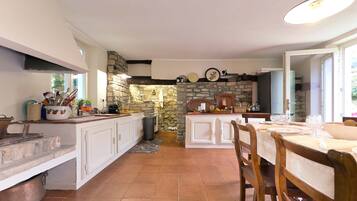 Rumah | 4 kamar tidur, meja kerja, dan internet