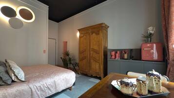 Appartamento | 2 camere, una scrivania, Internet