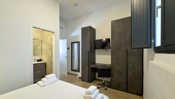 2 bedrooms, desk, Internet