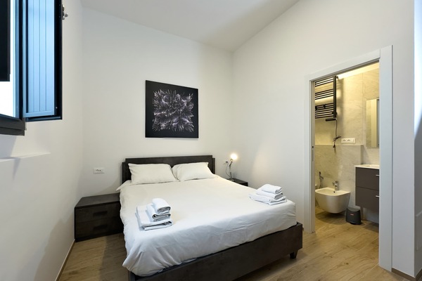 2 bedrooms, desk, high-speed internet