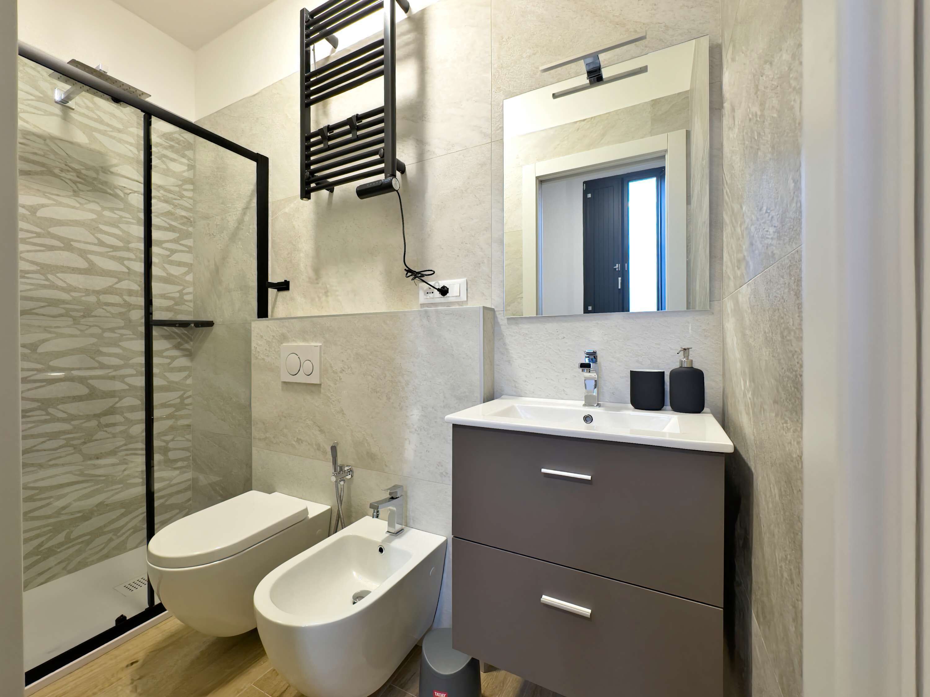 Casa | 2 camere, una scrivania, Internet