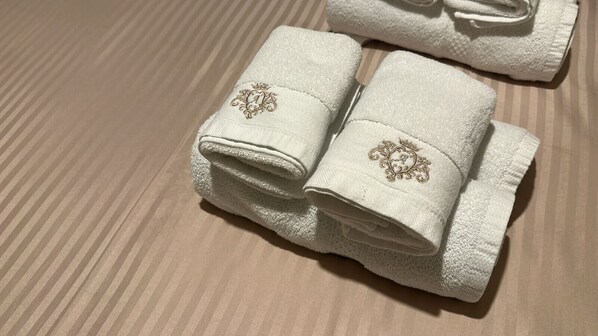 Douche, articles de toilette gratuits, sèche-cheveux