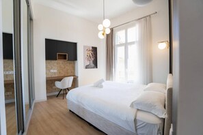 1 soverom, safe på rommet, skrivebord og strykejern/-brett