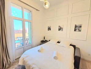 Coffres-forts dans les chambres, bureau, fer et planche à repasser