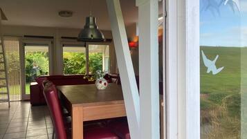 Bungalow, 3 phòng ngủ, sân hiên, quang cảnh vườn | Phòng ăn