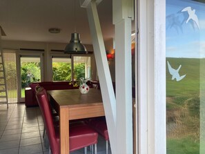 Bungalow, 3 phòng ngủ, sân hiên, quang cảnh vườn | Phòng ăn