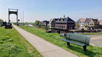 Bungalow, 3 slaapkamers, patio, uitzicht op tuin | Parkeerplaatsen | Een beperkt aantal parkeerplaatsen
