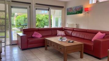 Bungalow, 3 phòng ngủ, sân hiên, quang cảnh vườn | Phòng khách