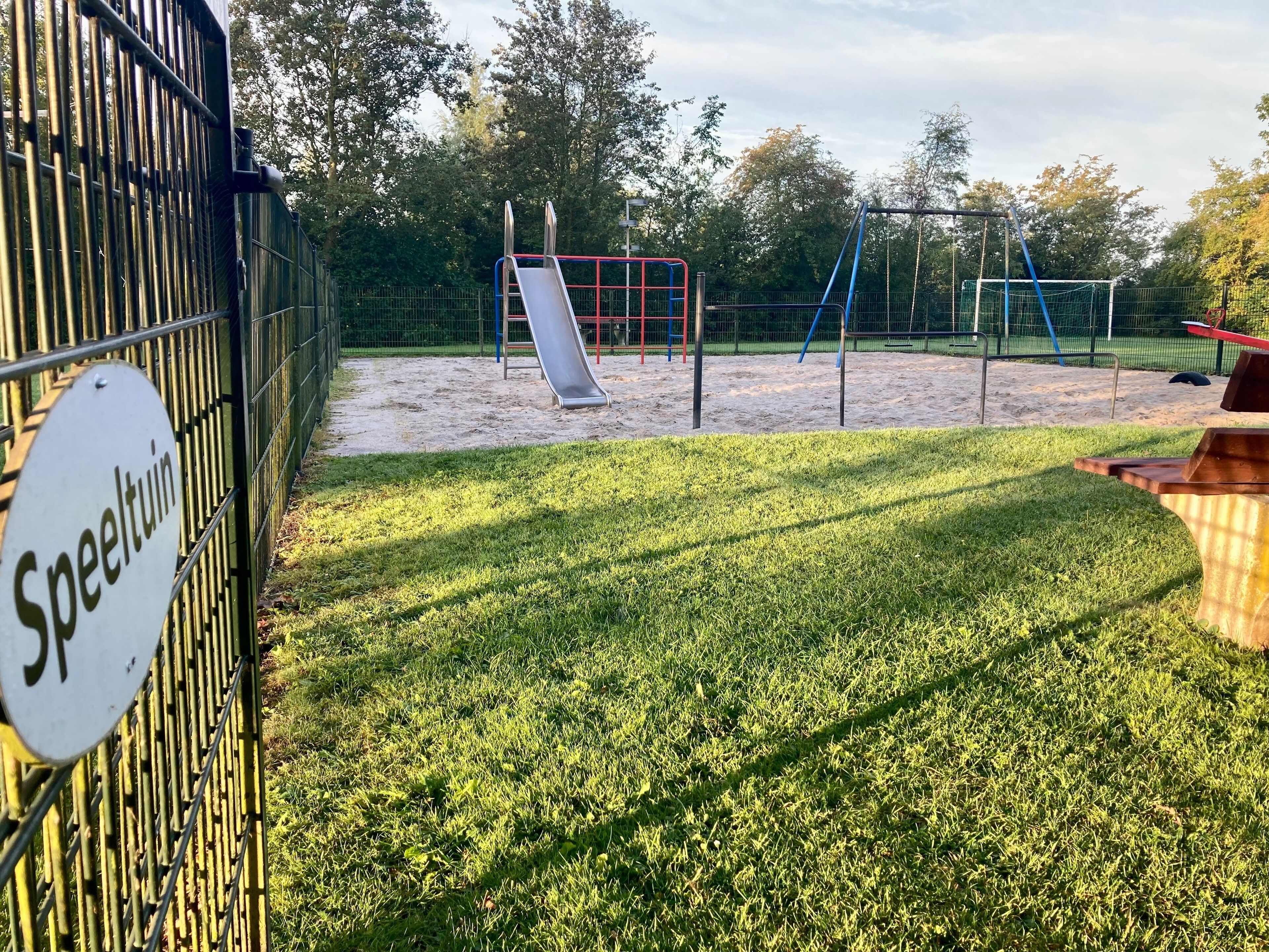 Bungalow, 3 slaapkamers, patio, uitzicht op tuin | Sportveld