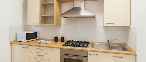 Fridge, oven, stovetop, dishwasher