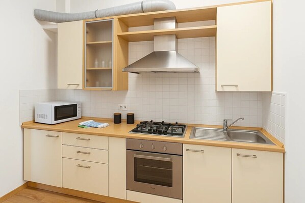 Fridge, oven, stovetop, dishwasher - Queen Home Sophia - One Bedroom Apartment, Sleeps 5 (Bologna)