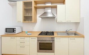 Fridge, oven, stovetop, dishwasher - Queen Home Sophia - One Bedroom Apartment, Sleeps 5 (Bologna)