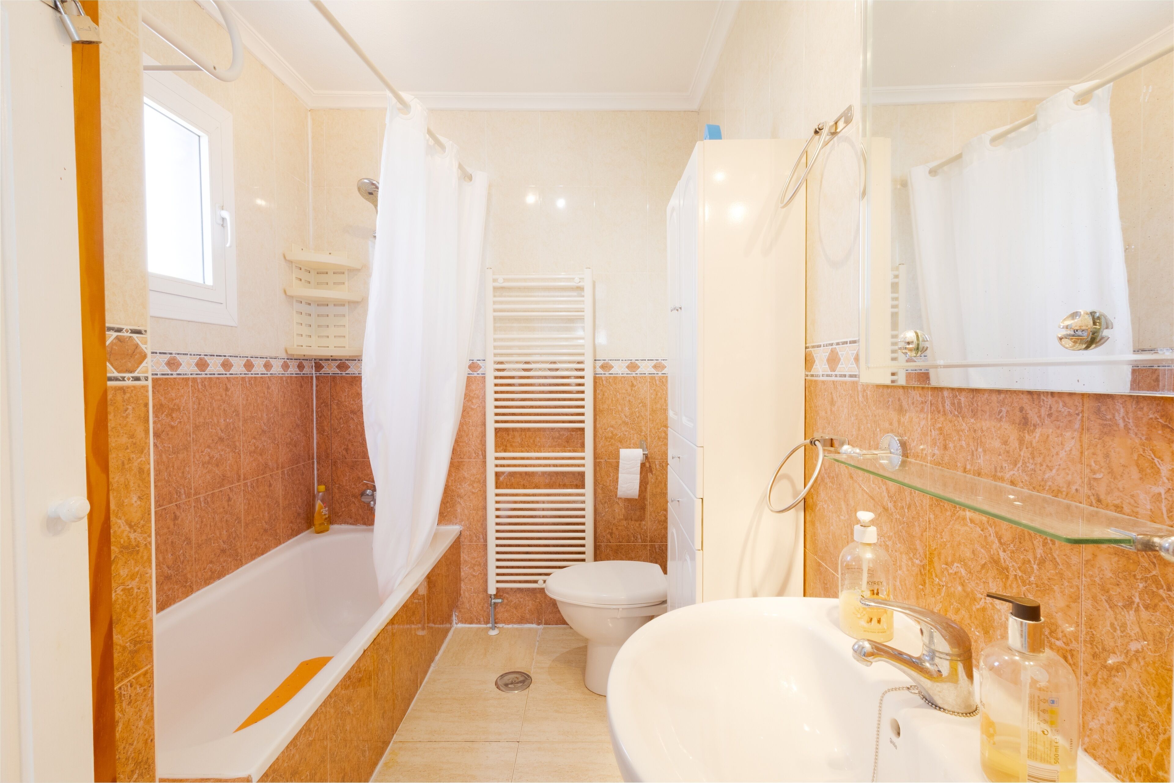 Dutxa, assecador de cabells, bidet i tovalloles 