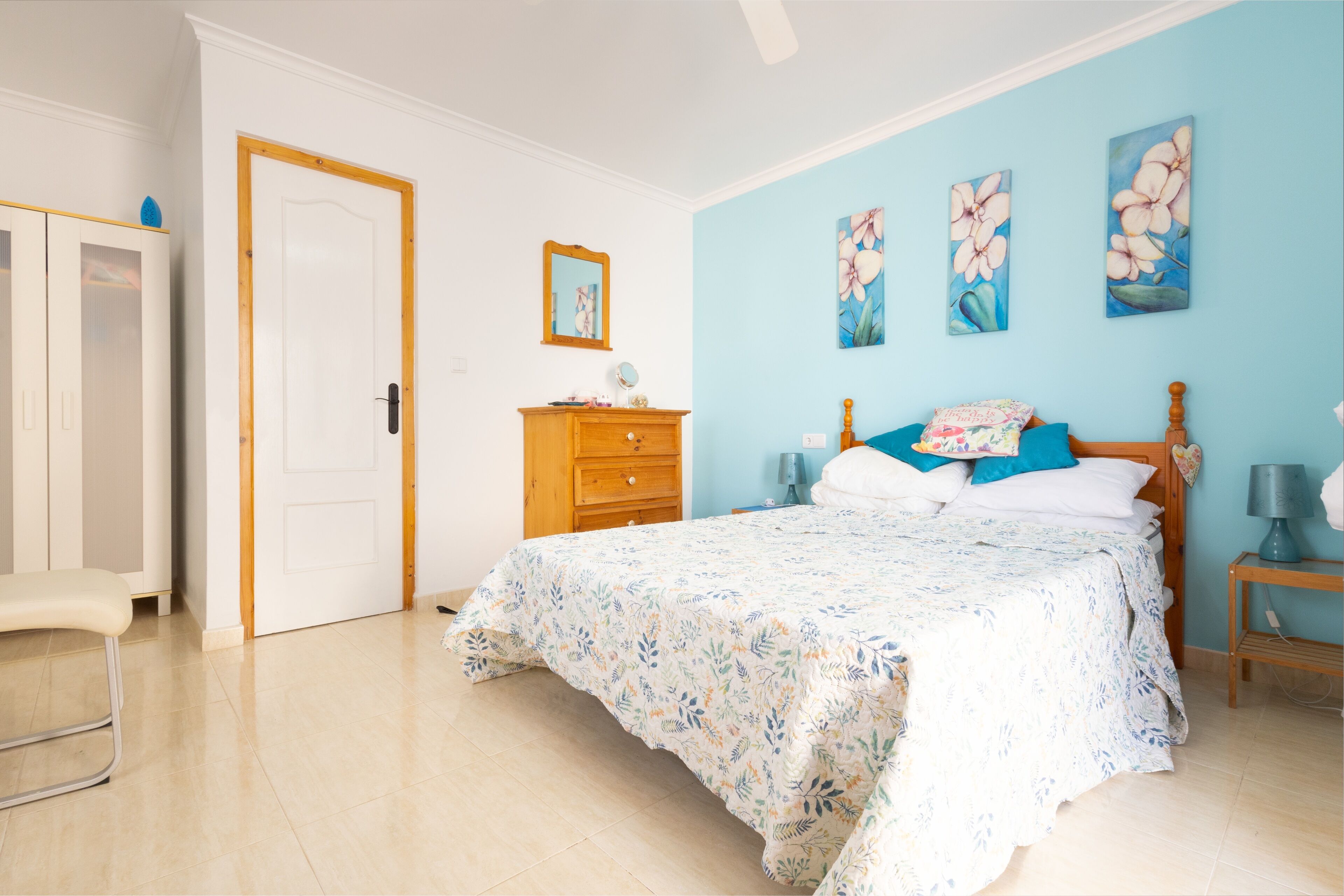 3 chambres, fer et planche à repasser, Wi-Fi, draps fournis