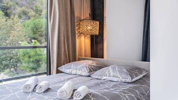 2 bedrooms, in-room safe, desk, iron/ironing board