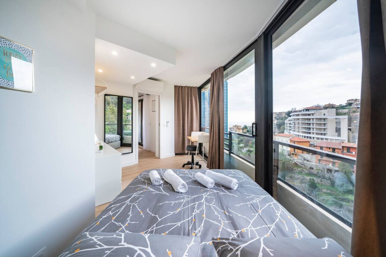 2 makuuhuonetta, tallelokero huoneessa, työpöytä, silitysrauta/-lauta