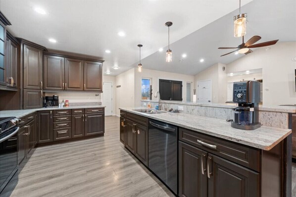 Jääkaappi, mikroaaltouuni, uuni, liesi