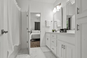 Dusch, handdukar och toalettpapper