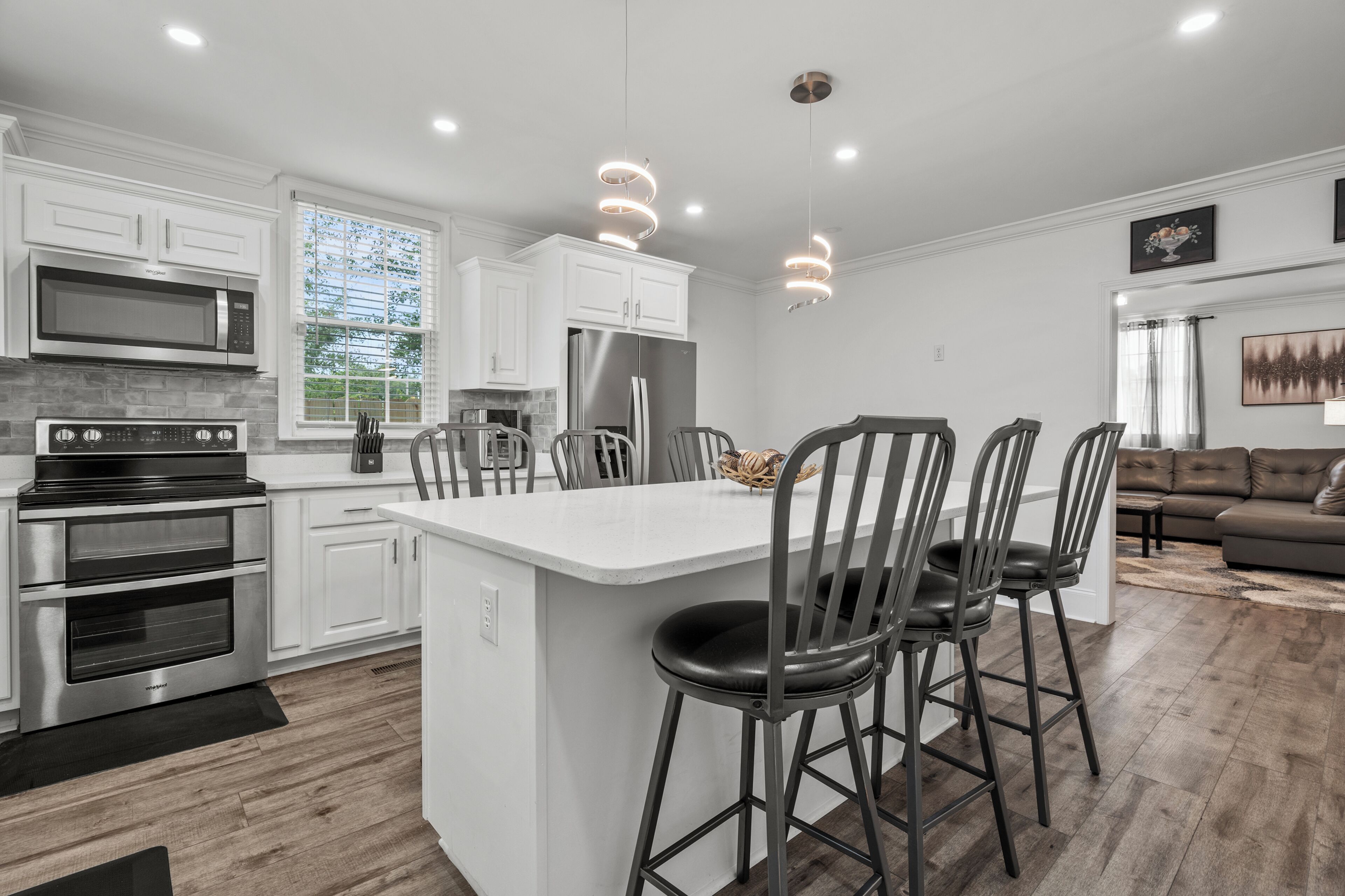 Microondas, horno, placa de cocina y lavavajillas