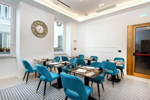 Free daily buffet breakfast - Hotel Odeon Napoli (Naples)