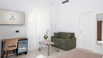 Habitación triple superior, balcón | Edredones de plumas, colchones con acolchado adicional, minibar