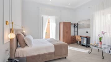 Habitación triple superior, balcón | Edredones de plumas, colchones con acolchado adicional, minibar