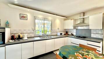 Fridge, microwave, oven, coffee/tea maker