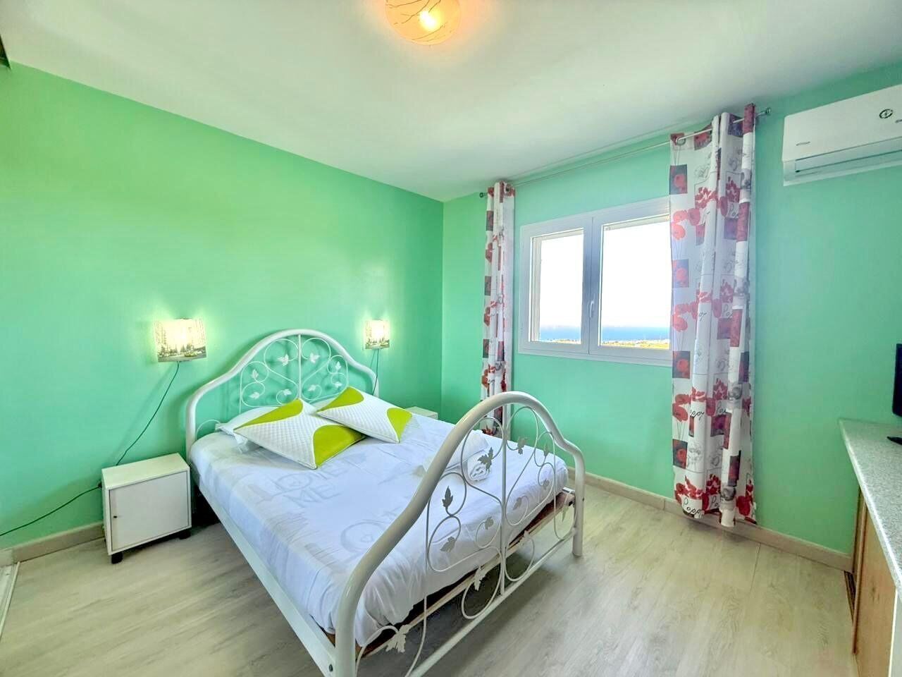 4 bedrooms, desk, iron/ironing board, Internet