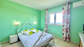 4 bedrooms, desk, iron/ironing board, Internet