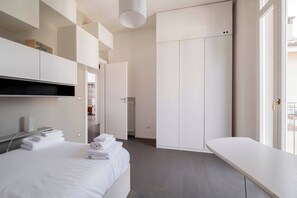 A modern hotel room with a bed, a bedside table, a wardrobe, and a view through a window. - Casa Marion Stile e Comfort in un Elegante Dimora Bolognese (Bologna)