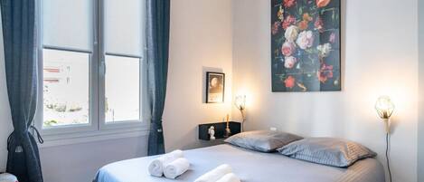 2 bedrooms, in-room safe, desk, iron/ironing board