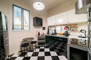 Kühlschrank, Mikrowelle, Ofen, Herdplatte