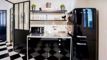 Een koelkast, een microgolfoven, een oven, een kookplaat