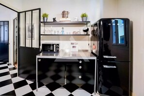 Kylskåp, mikrovågsugn, ugn och spishäll