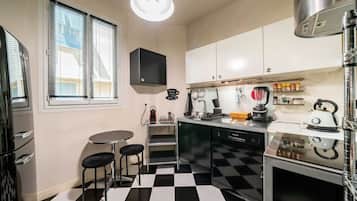 Frigorifero, microonde, forno, piano cottura