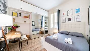 2 bedrooms, in-room safe, desk, iron/ironing board