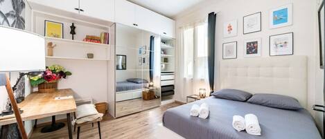 2 habitaciones, caja de seguridad en la habitación y escritorio