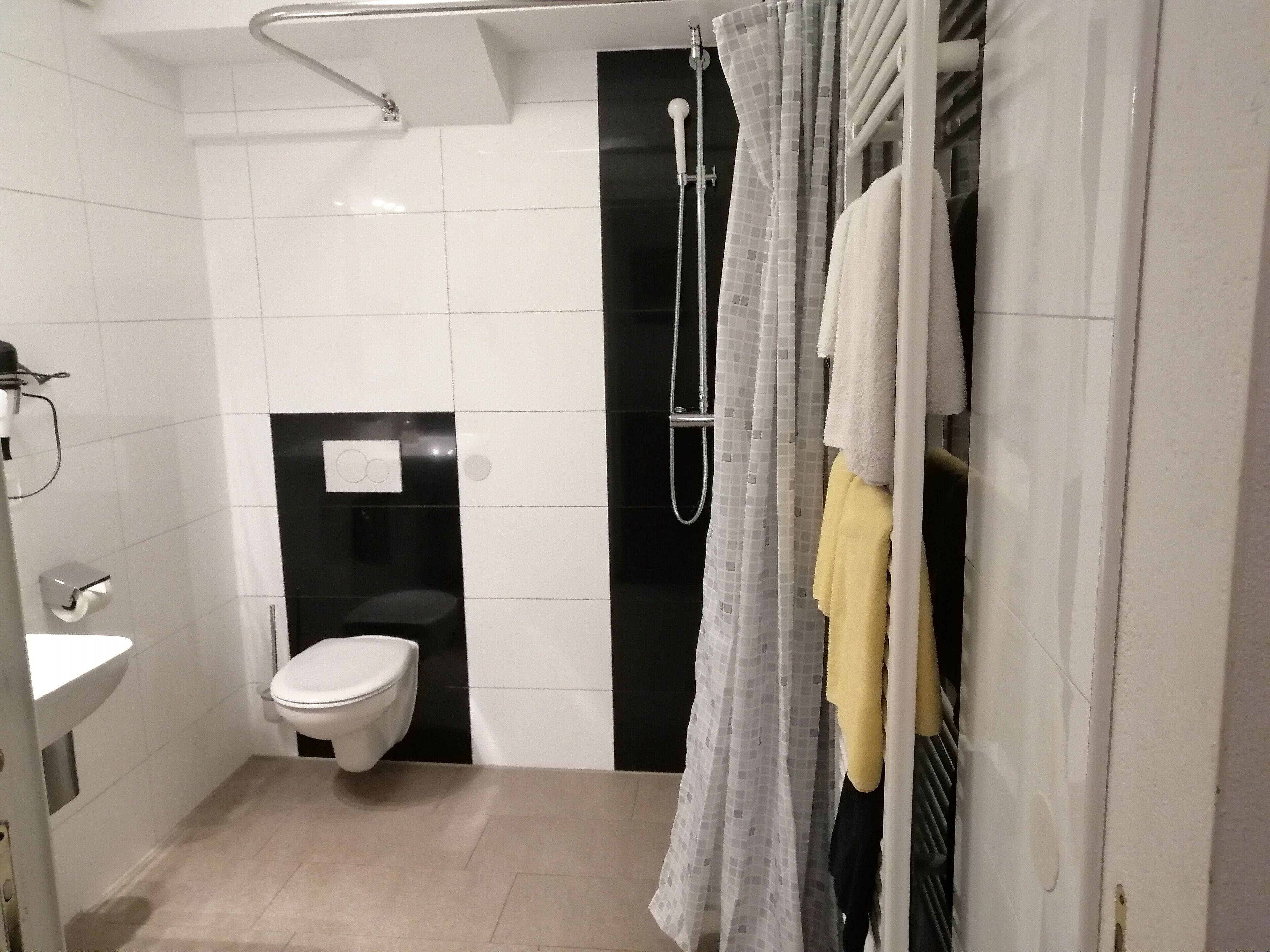 مجففات شعر، مناشف، صابون، ورق حمّام