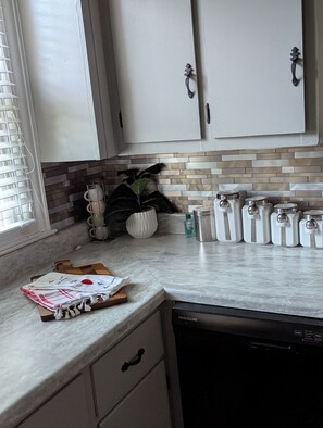 Mikrowelle, Ofen, Herdplatte, Geschirrspüler