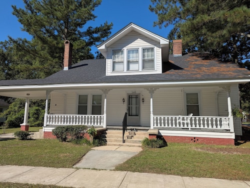 Spacious and Modern 5-bedroom Historic House in Charming Fountain NC!