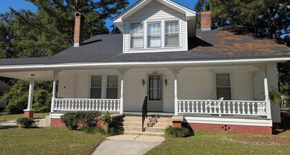 Spacious and Modern 5-bedroom Historic House in Charming Fountain NC!