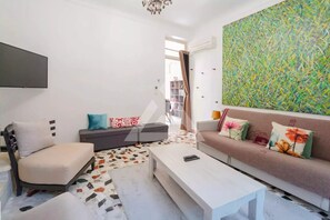 Smart TV, libri, impianto stereo