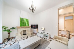 Smart-tv, böcker och en stereo