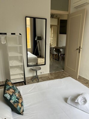 2 soveværelser, pengeskab på værelset, strygejern/strygebræt