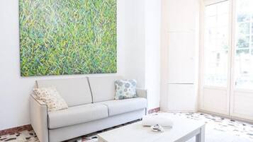 Smart-tv, boeken en een stereo