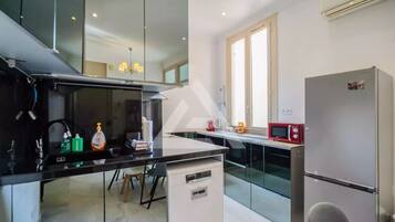 Een koelkast, een magnetron, een oven, een kookplaat