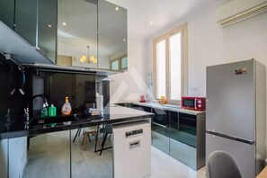 Frigorifero, microonde, forno, piano cottura