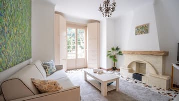 Smart-tv, boeken en een stereo